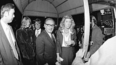 Bývalý americký ministr zahrani�í Henry Kissinger se svou p�ítelkyní, pozd�ji i...