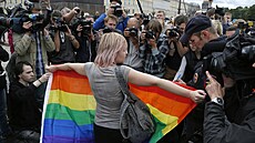 Aktivisté za práva LGBT komunity protestují v Rusku. (2. srpna 2015)