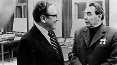Americký ministr zahranií Henry Kissinger s vdcem SSSR Leonidem Brenvem...