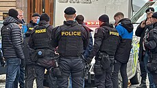 Praská policie na Senováném a Staromstském námstí zadrela tyi fanouky...