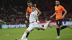 Plze�ský Jan Sýkora se nap�ahuje ke st�ele v duelu s Ballkani.