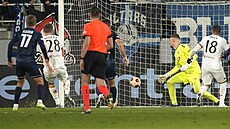 Tomá� Sou�ek (28) z West Hamu st�ílí gól do sít� Ba�ky Topola.