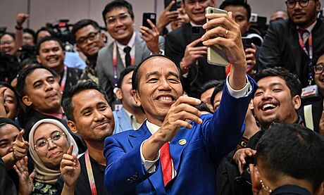 Indonéský prezident Joko Widodo si dlá selfie se svými píznivci na summitu...