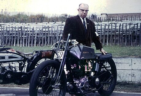 Erwin Tragatsch v Anglii v roce 1968 u Zenithu 996 cm3 (1926). Motocykly tohoto...