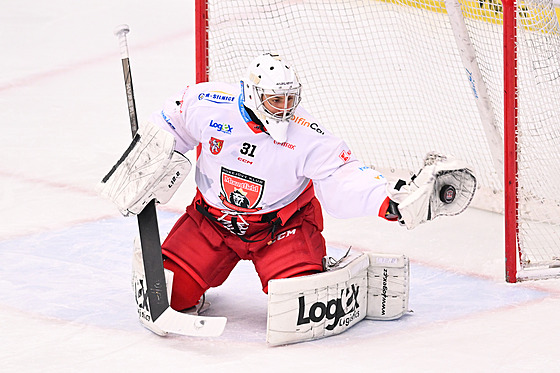 Branká� Hradce Králové Jan Luká� zasahuje b�hem zápasu s Olomoucí.