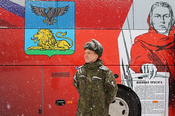Voják stojí ped mobilní smluvní náborovou kanceláeí ruské armády v ruském...