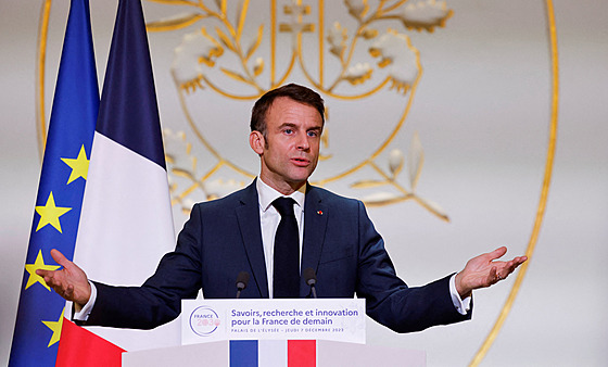 Francouzský prezident Emmanuel Macron hovoí v prezidentském Elysejském paláci...
