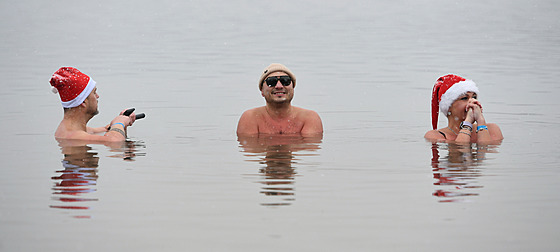 Na jeze�e Barbora na Teplicku stanovili �eský rekord v po�tu otu�ilc� v jeden...