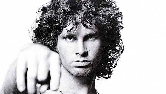Nespoutaný Jim Morrison pózuje na fotografii známé jako Young Lion, mladý lev.
