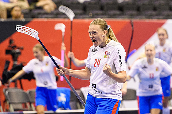 Denisa Ratajová se raduje z gólu v semifinále mistrovství svta proti Finsku.