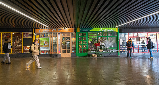 Podchod na nám�stí Práce z jedné strany lemují obchody. Nevzhledné místo chce...