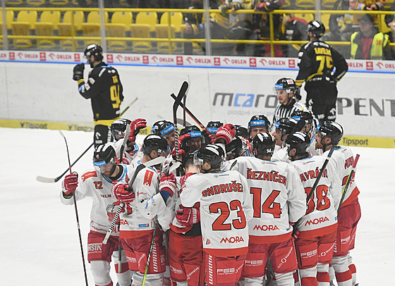 Hokejisté Olomouce se radují z výhry v Litvínov.