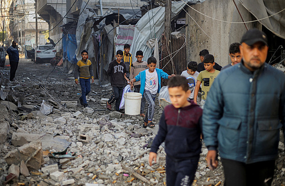 Palestinské děti na místě izraelských úderů v Chán Júnisu v jižním Pásmu Gazy...