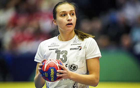 Grónská házenká�ka Ivalu Bjergeová v duelu mistrovství sv�ta proti Norsku