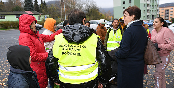 Romové uklízejí problémové sídli�t� Jind�icha Plachty v Moj�í�i.