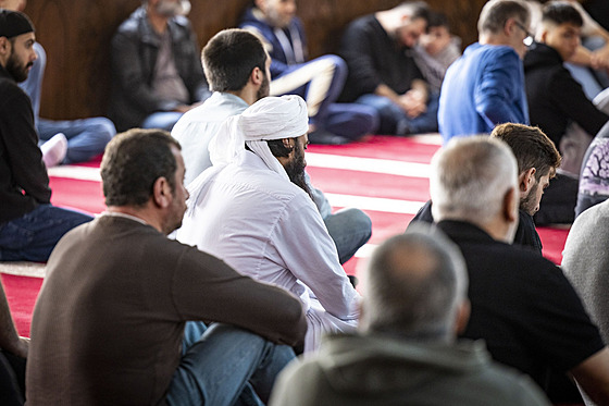 Muslimové se modlí v meit v nmeckém Duisburgu. (13. íjna 2023)