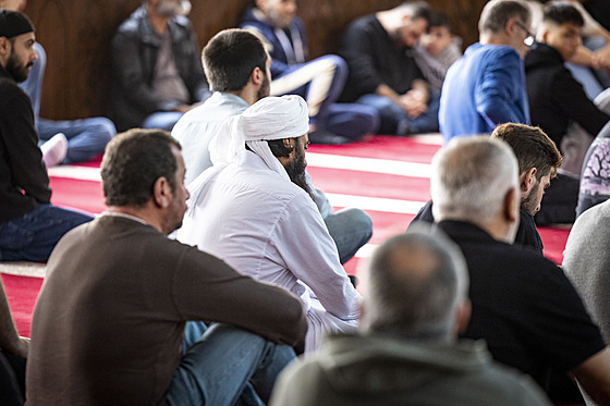 Muslimové se modlí v mešitě v německém Duisburgu. (13. října 2023)