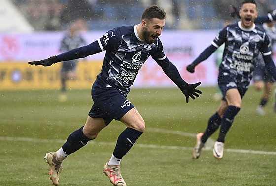 Marek Havlík ze Slovácka se raduje po jedné ze svých čtyř branek do sítě...