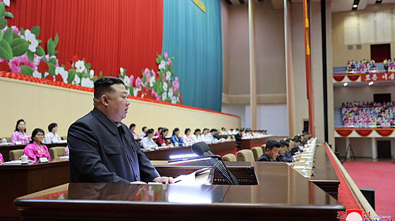 Severokorejský vdce Kim ong-un na 5. národním setkání matek v Pchjongjangu...
