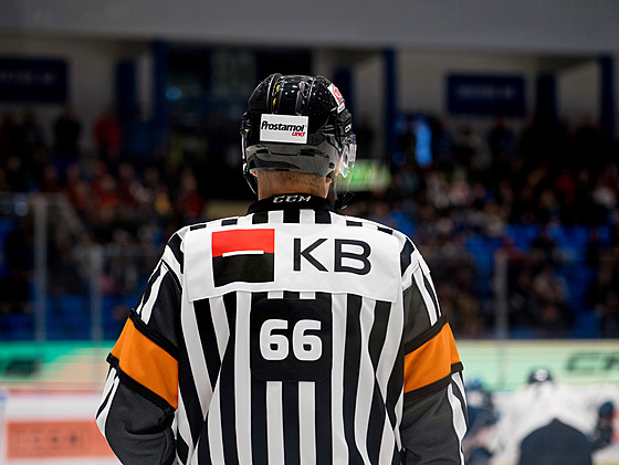 Hokejoví rozhod�í m�li v ned�lním kole ter� na zádech.