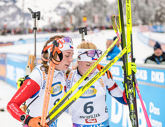 Jessica Jislová (vlevo) se objímá s Markétou Davidovou po sprintu v rakouském...