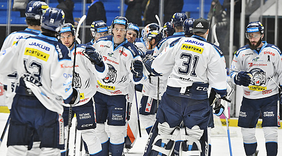 Libere�tí hokejisté se radují z výhry v Plzni.