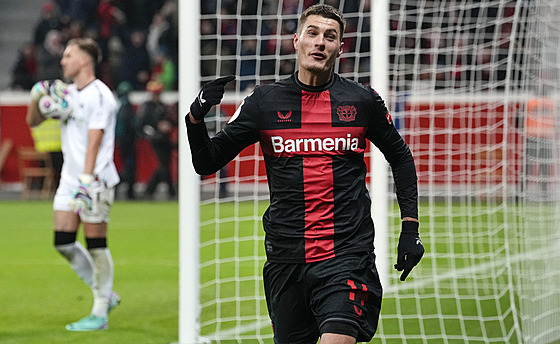 Patrik Schick z Leverkusenu se raduje z gólu v zápase s 'Paderbornem.