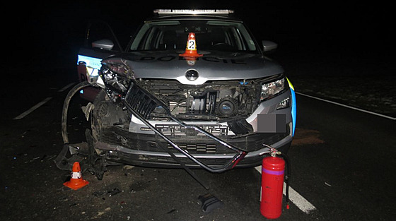 Ují�d�jící �idi� se rozhodl zbavit pronásledujících policist� tím, �e razantn�...