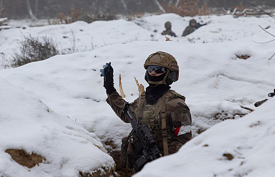 Ukrajinský voják hází granát bhem zimního trénování v Polsku (7. prosince 2023)
