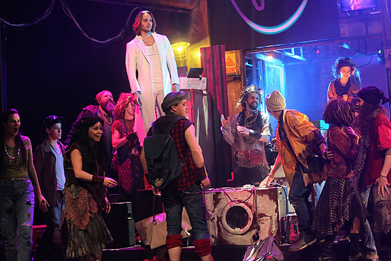 Slavný muzikál Jesus Christ Superstar je v Plzni. Akté�i p�edstavení vyu�ívají...