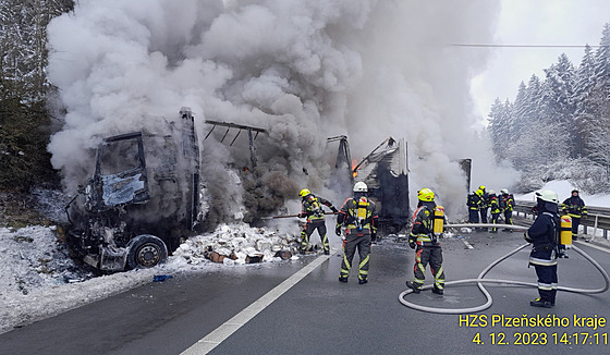 Nehoda tí kamion na D5 na 149. kilometru zastavila provoz ve smru na Prahu....