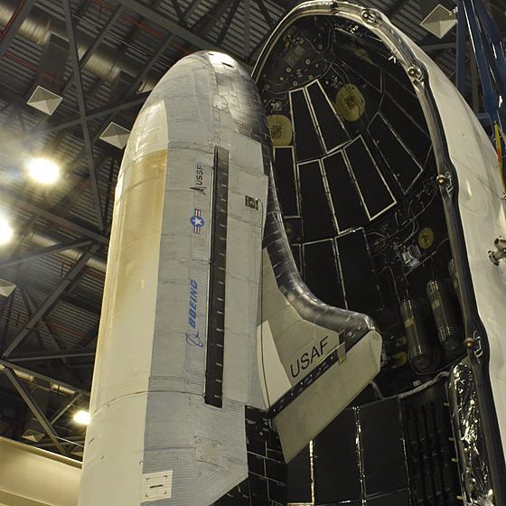 Raketoplán X-37B ped uloením do erodynamického krytu Falconu Heavy