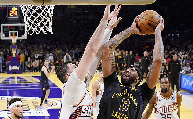 Basketbalisté Milwaukee a Lakers postoupili do semifinále NBA Cupu