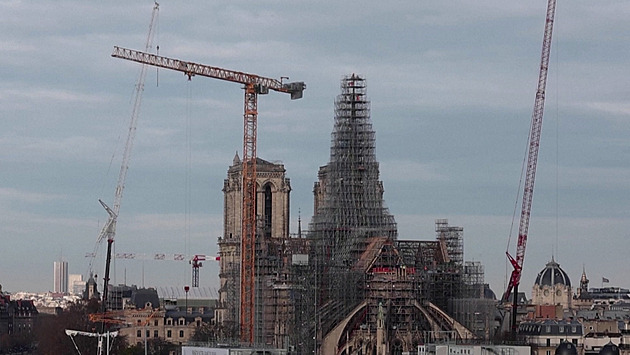 Macron navštíví katedrálu Notre-Dame, ve Vatikánu odhalí letošní betlém a slavnostně rozsvítí vánoční strom