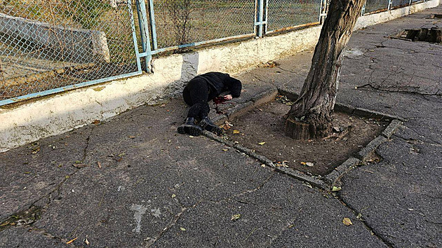 Rusové zabíjeli v Chersonu. Výbuchy zastavily provoz na Kerčském mostě