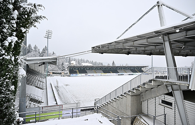 Kvůli sněhu odložila liga už i první nedělní zápas. O zbylých ještě rozhodne