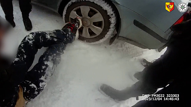 Nastartované auto čistil od sněhu. Když na chvíli odběhl, ujel mu s ním zloděj