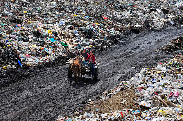 Mongolsko má velký problém. Nedotčenou krajinu začínají pohlcovat plasty