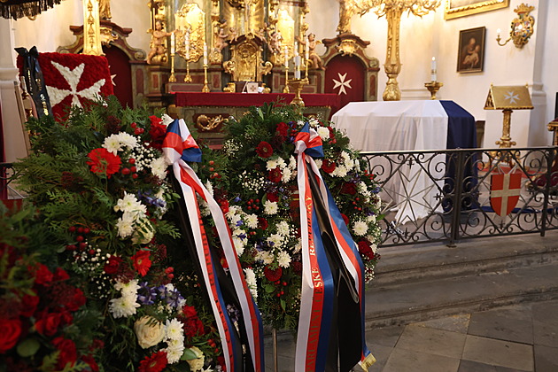 Se Schwarzenbergem se už rozloučily stovky lidí, zpět si odnášejí jeho fotku