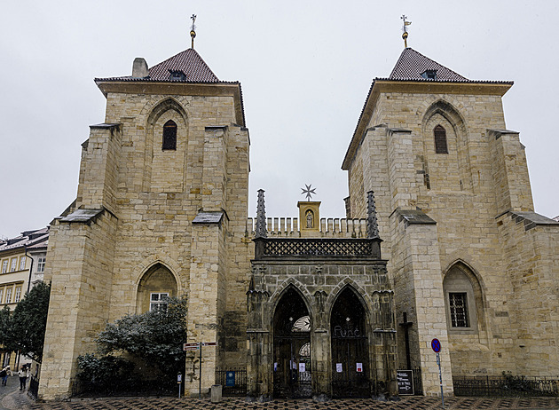 Rakev s ostatky Schwarzenberga převezli do chrámu svatého Víta, mše začne v poledne
