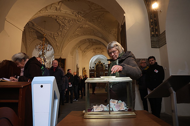 Lidé vyslyšeli Schwarzenbergovu poslední vůli. Na Ukrajinu a charitu vybrali 2 miliony