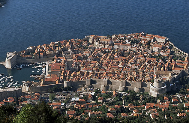 Perla Jadranu má vadu na kráse. Dubrovník zaplavily odpadky z Albánie