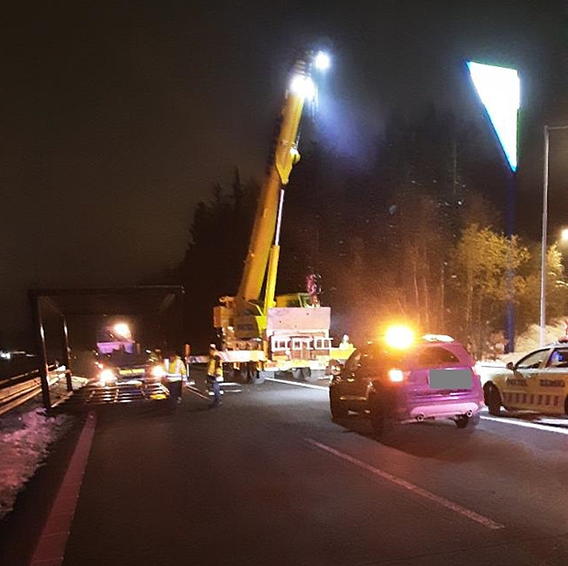 Transport lávky skončil nehodou na D1, pětitunový náklad narazil do mostu