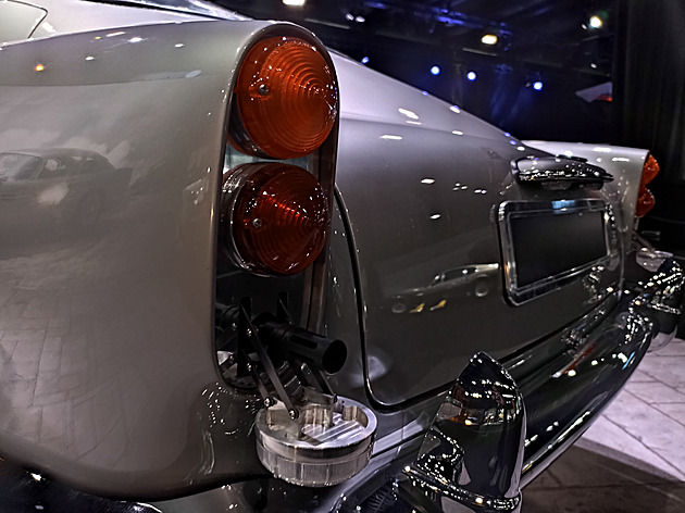 Autogalerie týdne: Bondovský arzenál je v Praze, včetně rozstříleného astonu