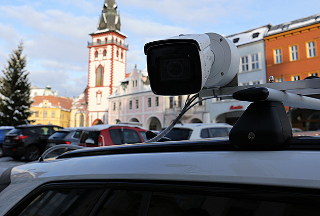 Auto má na stee est kamer.