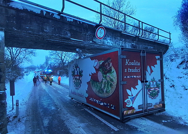 Řidič se s náklaďákem nevešel pod most a utrhl korbu, stály kvůli tomu i vlaky