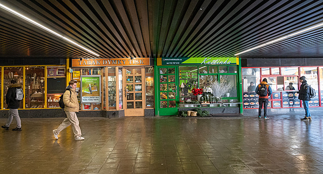 Podchod na námstí Práce z jedné strany lemují obchody. Nevzhledné místo chce...