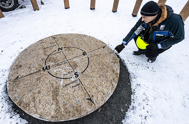 V lomu ČSA měří čas kamenné sluneční hodiny, ručičku vytvoří stín člověka