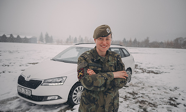 Elišku přivedlo do armády vyprávění babičky. U dělostřelců je řidičkou