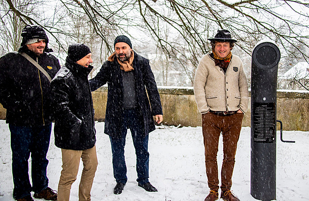 P�ed kostelem Nav�tívení Panny Marie v Hejnicích nov� oslovuje kolemjdoucí...